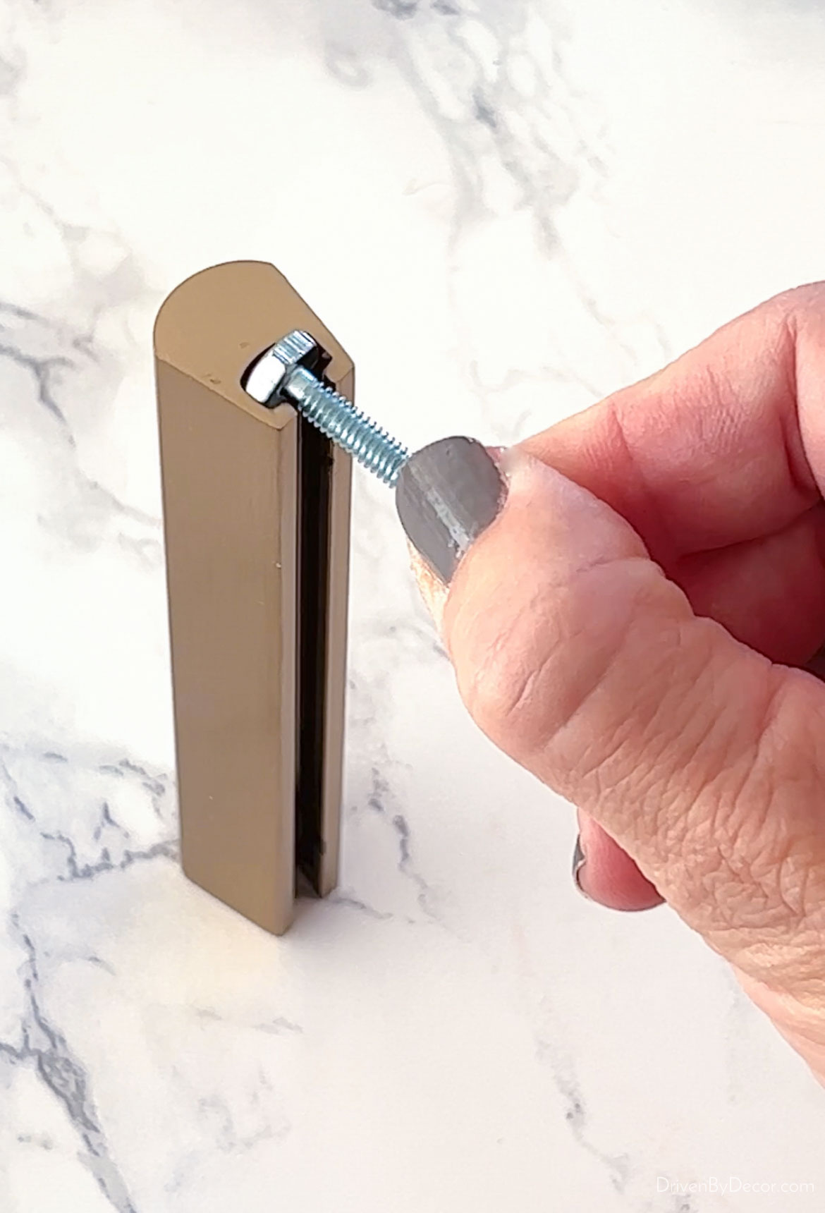 screw-fitting-cabinet-pull Screw head that fits in opening of adjustable cabinet pull